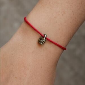 UNO de 50 Red Cord Bracelet Silver Charm Adjustable Unisex NWOT